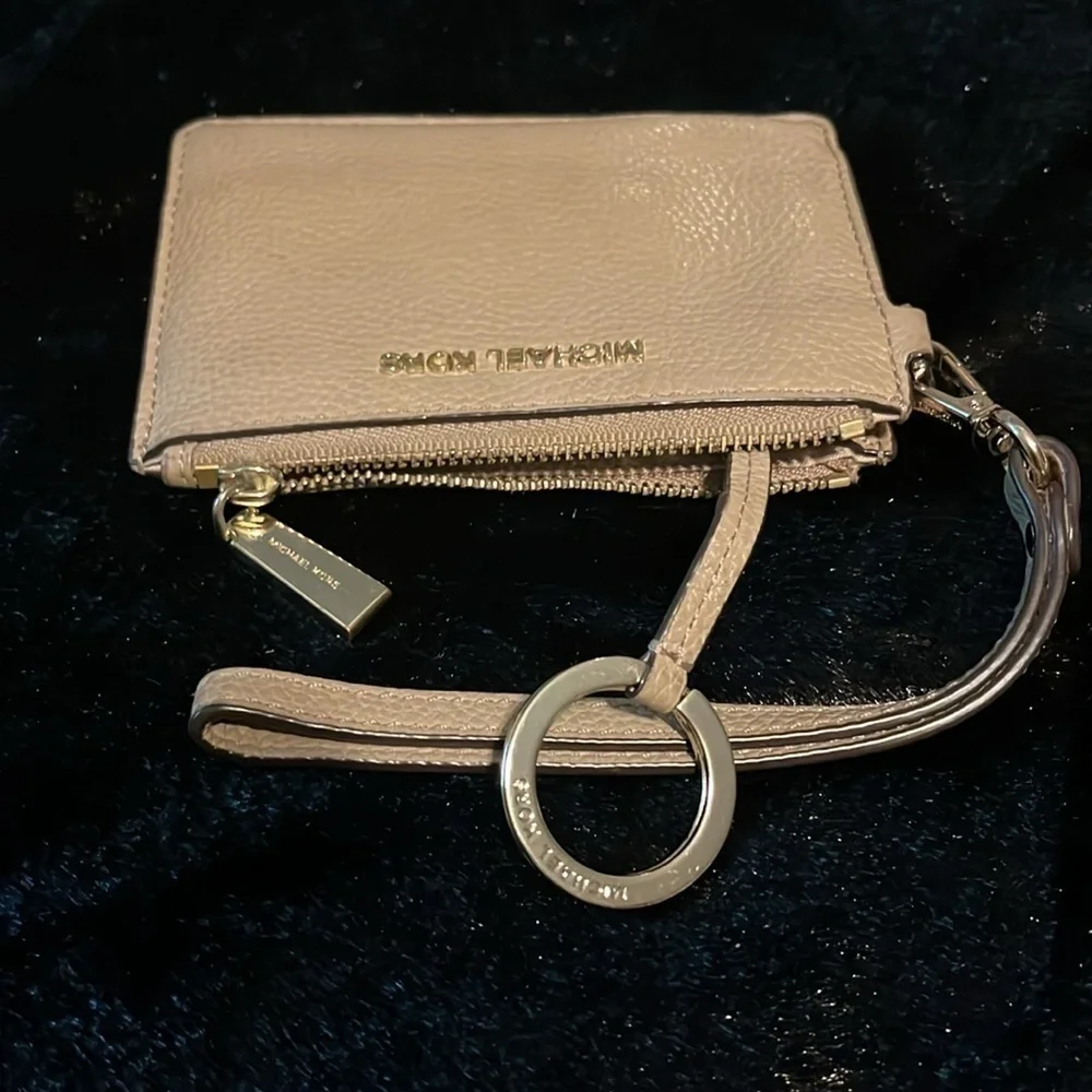 💙 Michael Michael Kors Jet Set, Zip Top, Tan Wallet With Gold Logo 💙